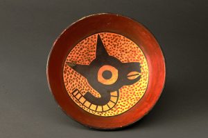 ④《縄をかけられたラクダ科動物が(リャマ？）描かれた土製の皿》
