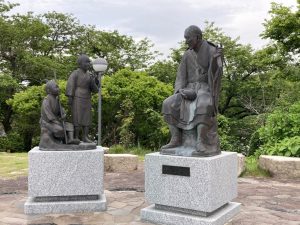 良寛と夕日の丘公園良寛さん銅像 (2)