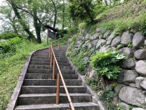 良寛と夕日の丘公園階段