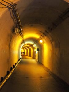 清津峡トンネル黄色